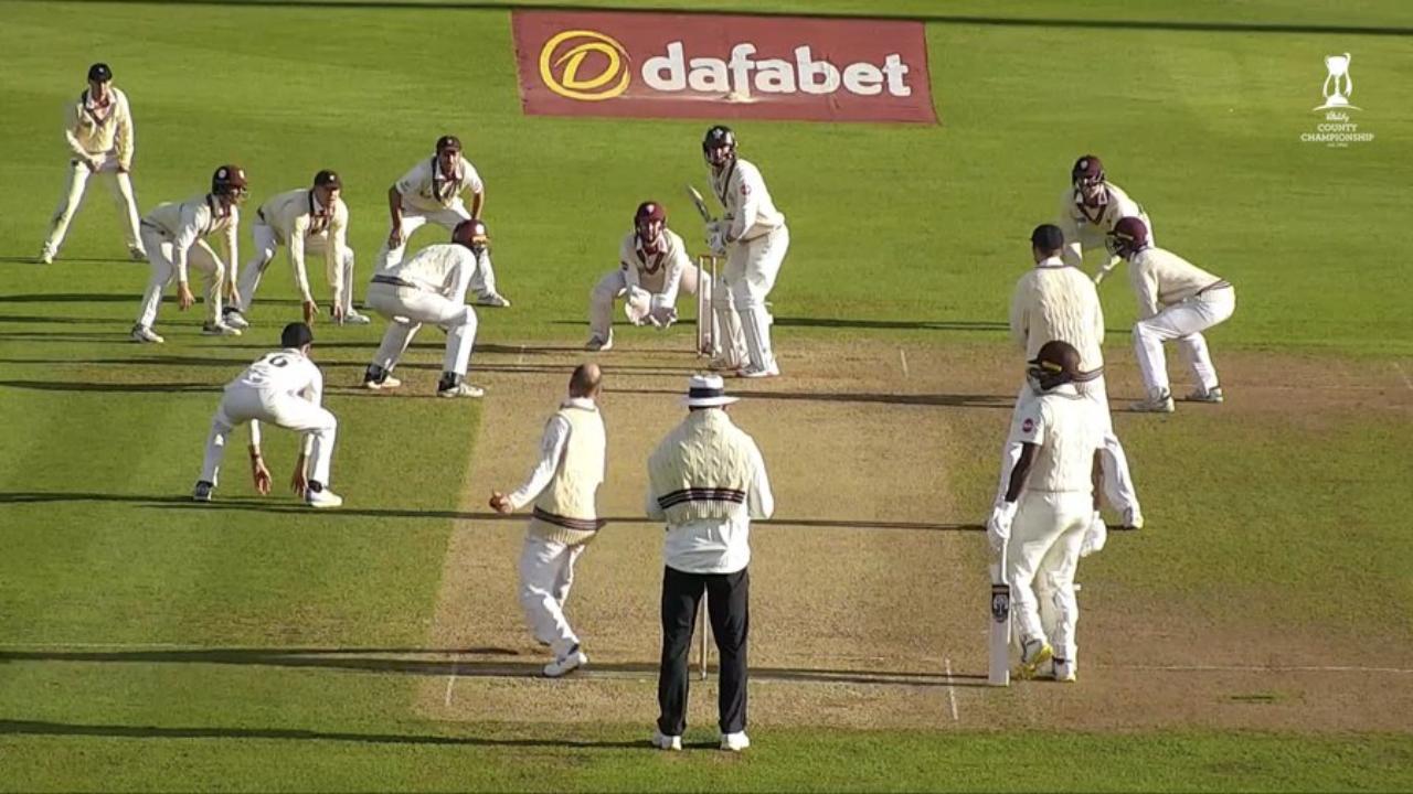 One-legged batsman, Dramatic collapse, 11 players around the bat...Watch how Somerset won a thriller against Surrey