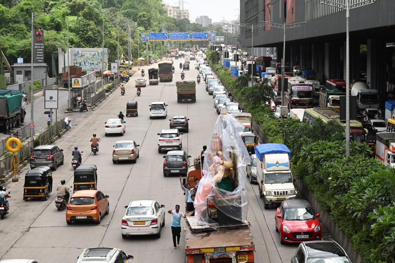 As the idol moved ahead, the traffic movement on Western Express Highway also became smoother