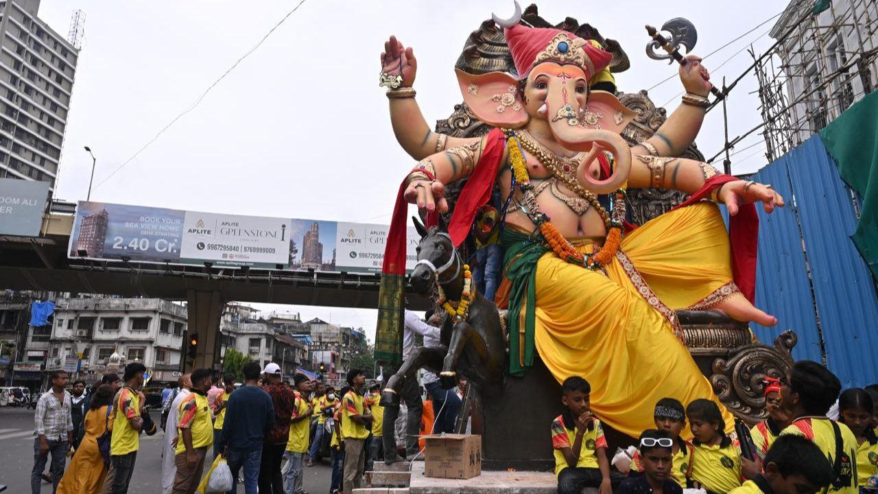 Thousands of devotees join the processions, singing bhajans, performing aartis, and chanting 
