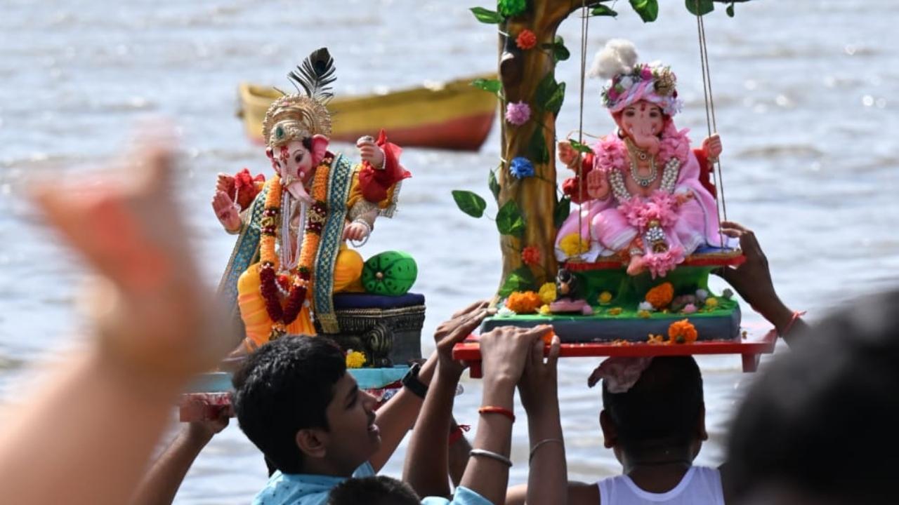 In Mumbai's Lalbaug area, famous for celebrating the festival with grandeur, the procession of the idol of Tejukaya mandal started amid the chants of 