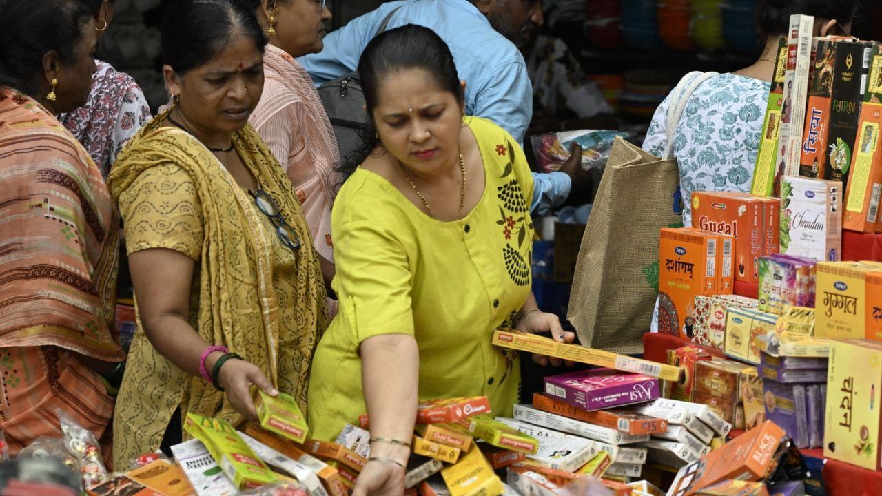 Kirtikar Market in Dadar is a popular shopping destination during Ganesh Chaturthi. The market offers a wide range of items, from idols of Lord Ganesha to decorative materials, making it a one-stop shop for festival preparations. 