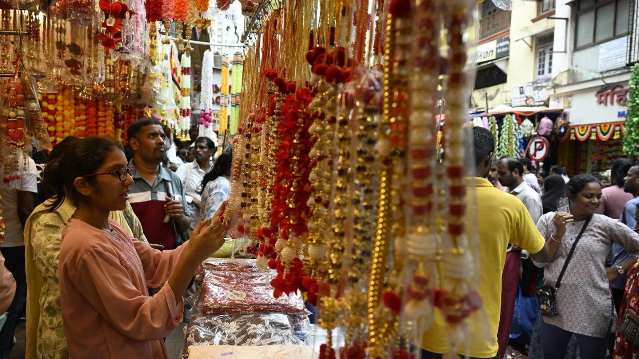In another part of Dadar, Chabildas School Galli is also witnessing a surge in shoppers preparing for Ganesh Chaturthi.