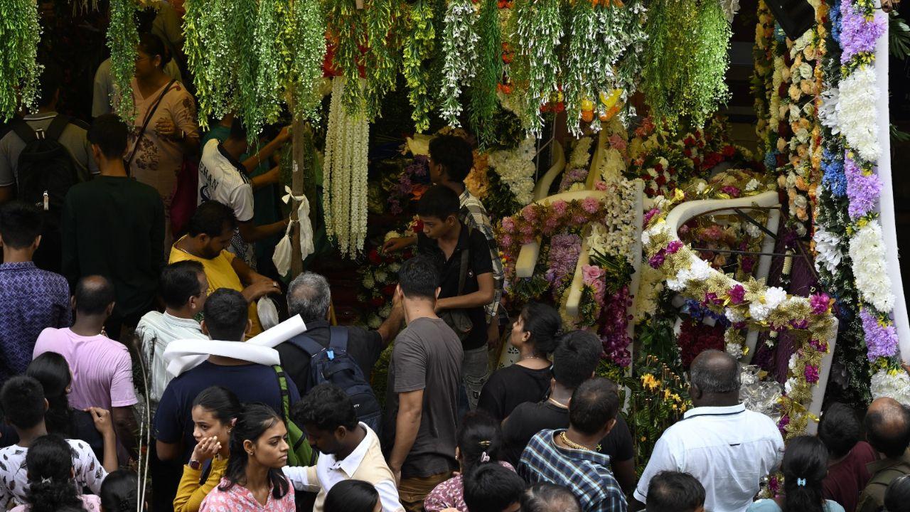 This narrow lane, known for its small shops, is crowded with people buying everything from pooja items to festive decorations, showcasing the neighbourhood’s deep-rooted connection to the festival.