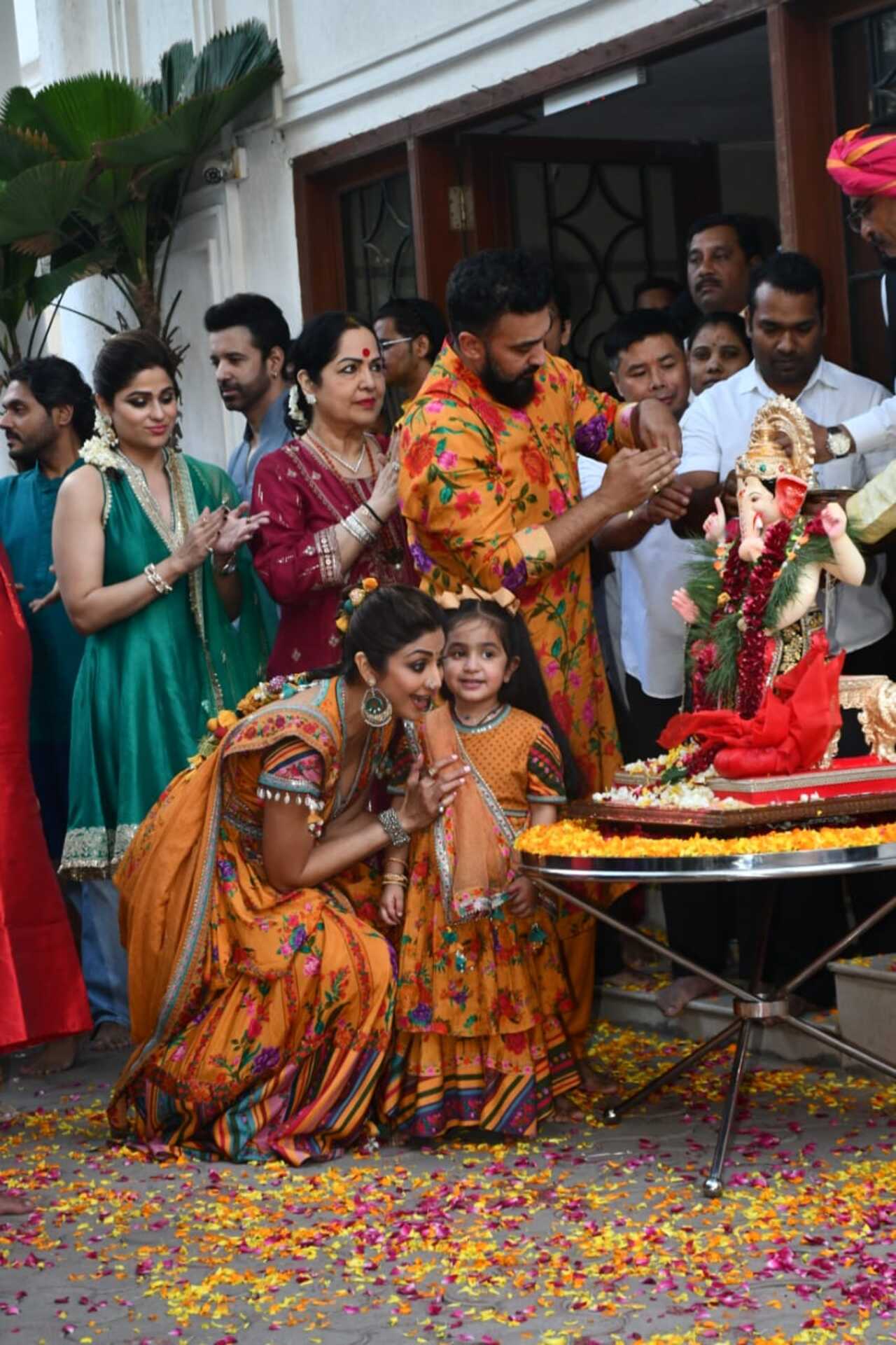 She was seen performing aarti along with her husband, Raj Kundra, and their daughter, Samisha. Shilpa was also seen playing the drums and enjoying the festivity