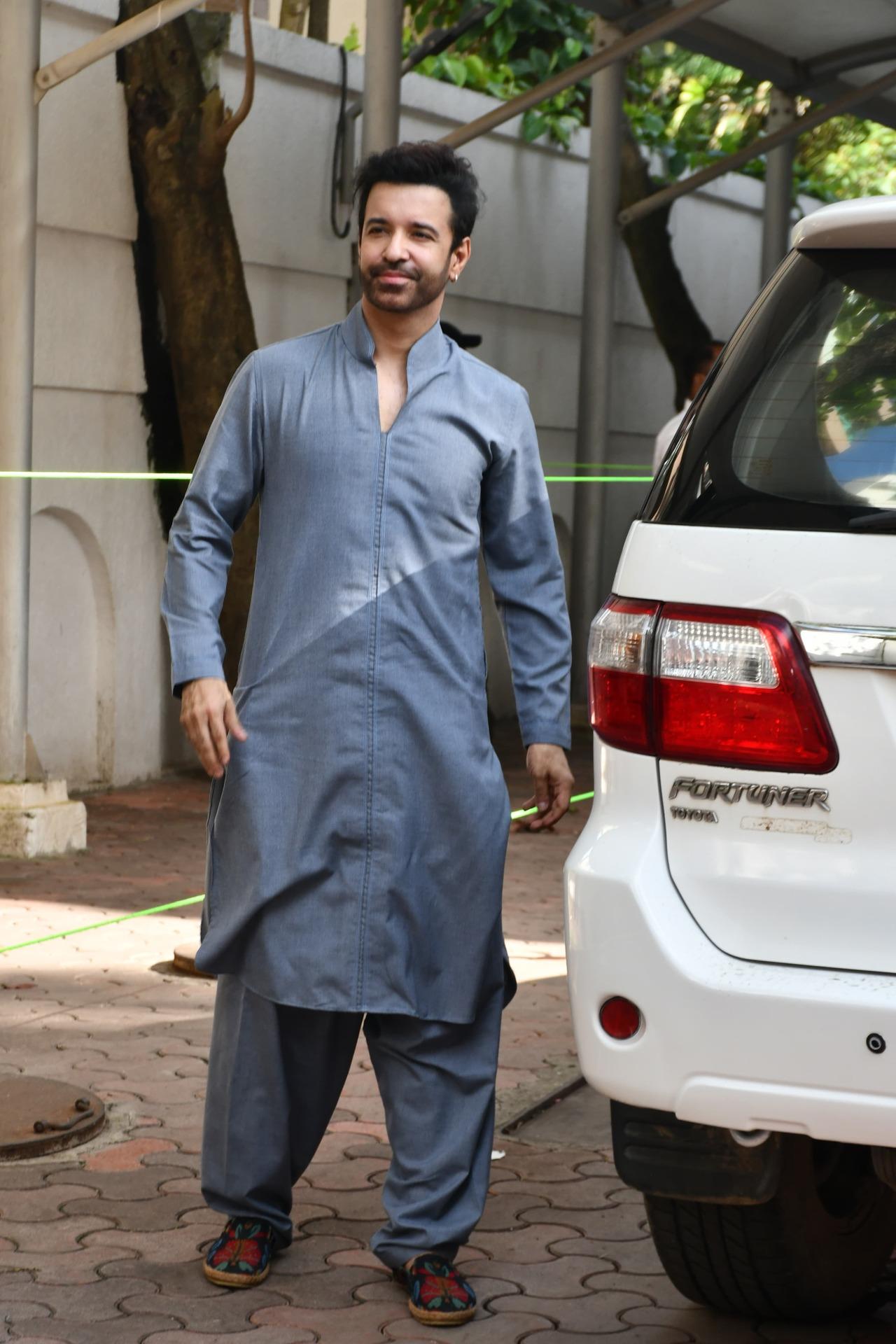 Aamir Ali dressed in grey kurta pajama was spotted for the Ganesh visarjan at Shilpa Shetty's residence