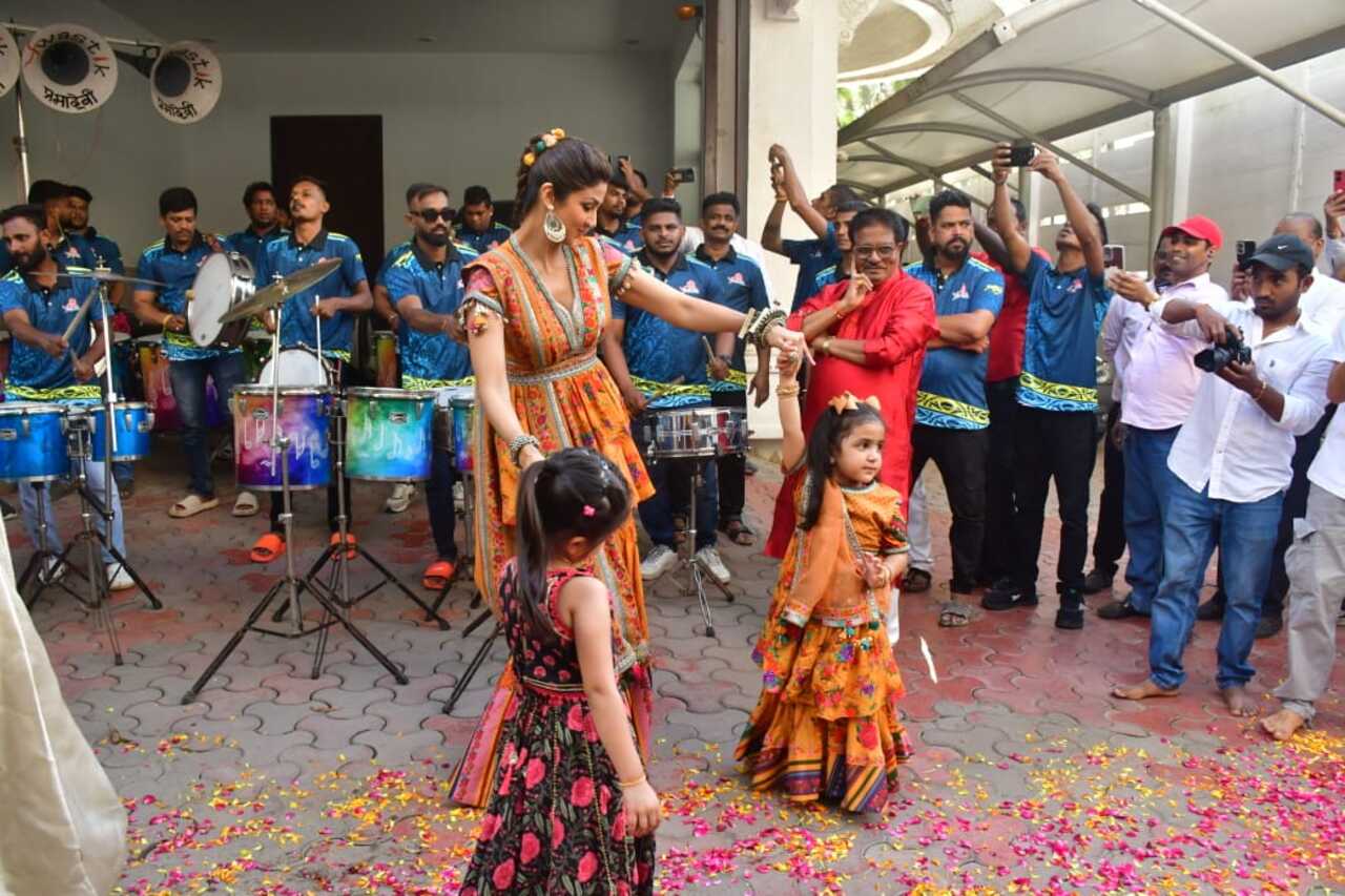Shilpa, her husband and daughter participated in the celebration in traditional twinning outfits
