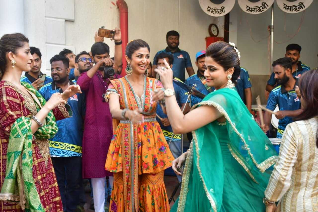 Shamita Shetty also joined them in the celebration. She was seen wearing green-coloured attire