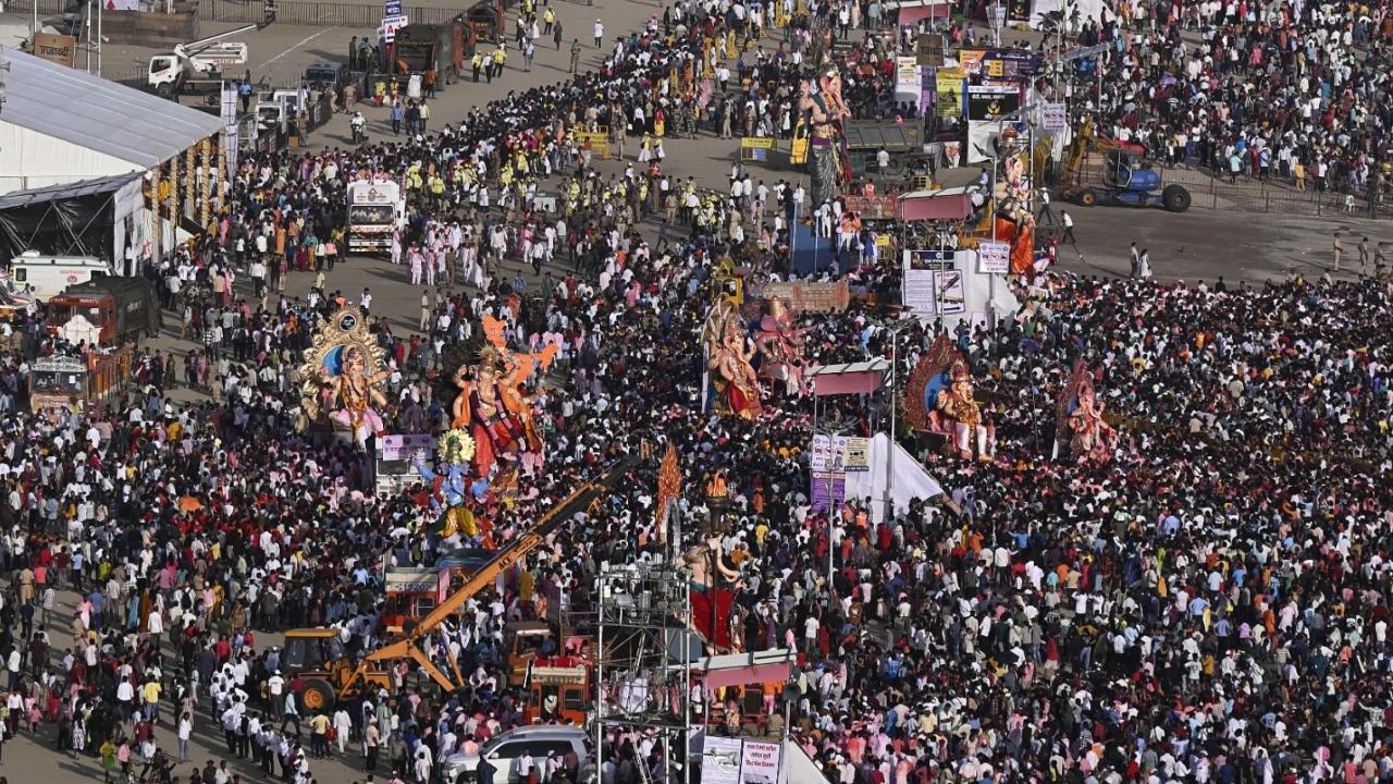 The devotees in Mumbai were seen eager to catch a final glimpse of the elaborately adorned idols of Lord Ganesh