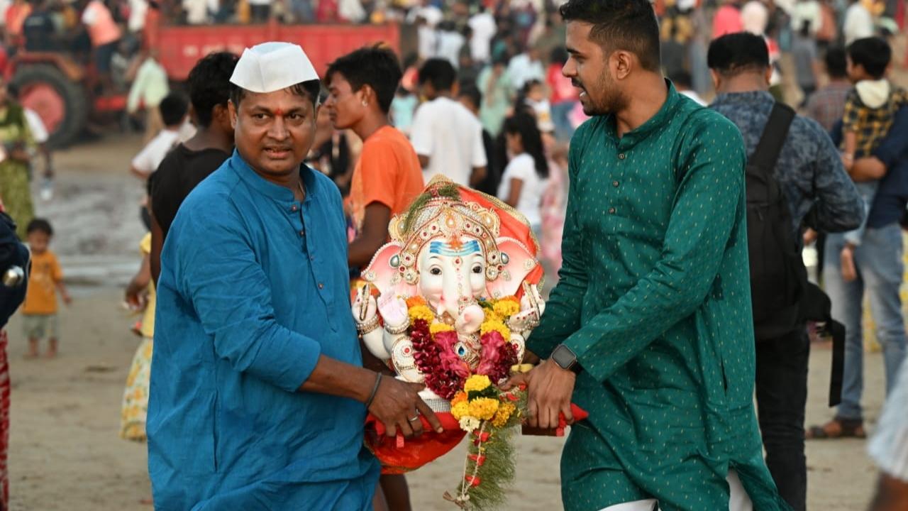 Many people were seen carrying the idols of Lord Ganesh in autorickshaws, cars, and other modes of transport