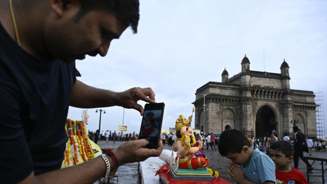 Among the 2,574 Ganesh idols those were immersed till 6 pm include 2,553 Gharguti (household) idols, 16 sarvjanik (public) idols and 5 Hartalika idols, the civic officials said