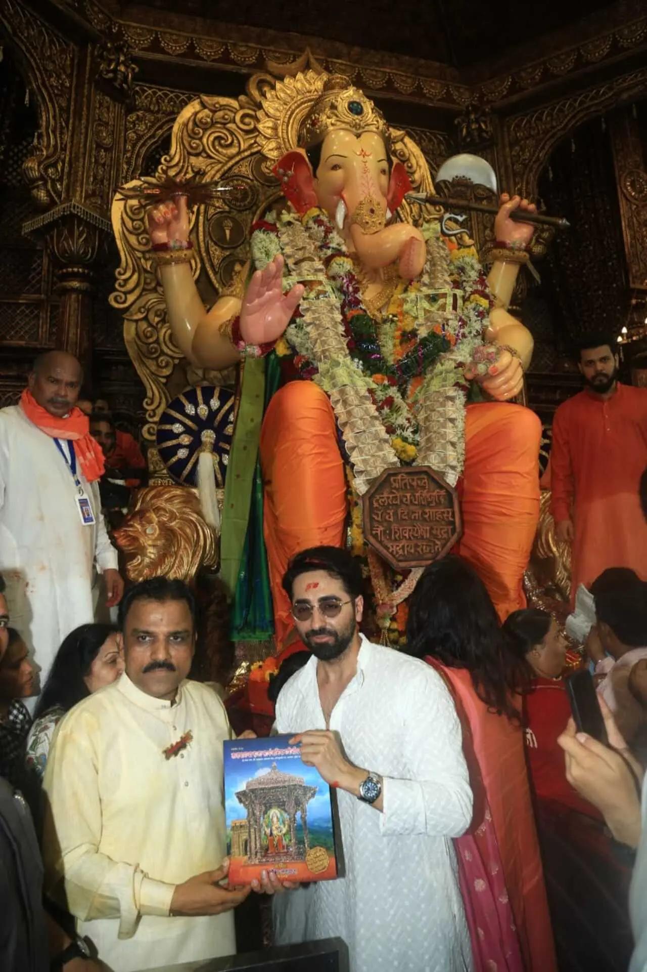 Ayushmann Khurrana was at Lalbaugcha Raja with Tahira Kashyap and their kids Virajveer and Varushka