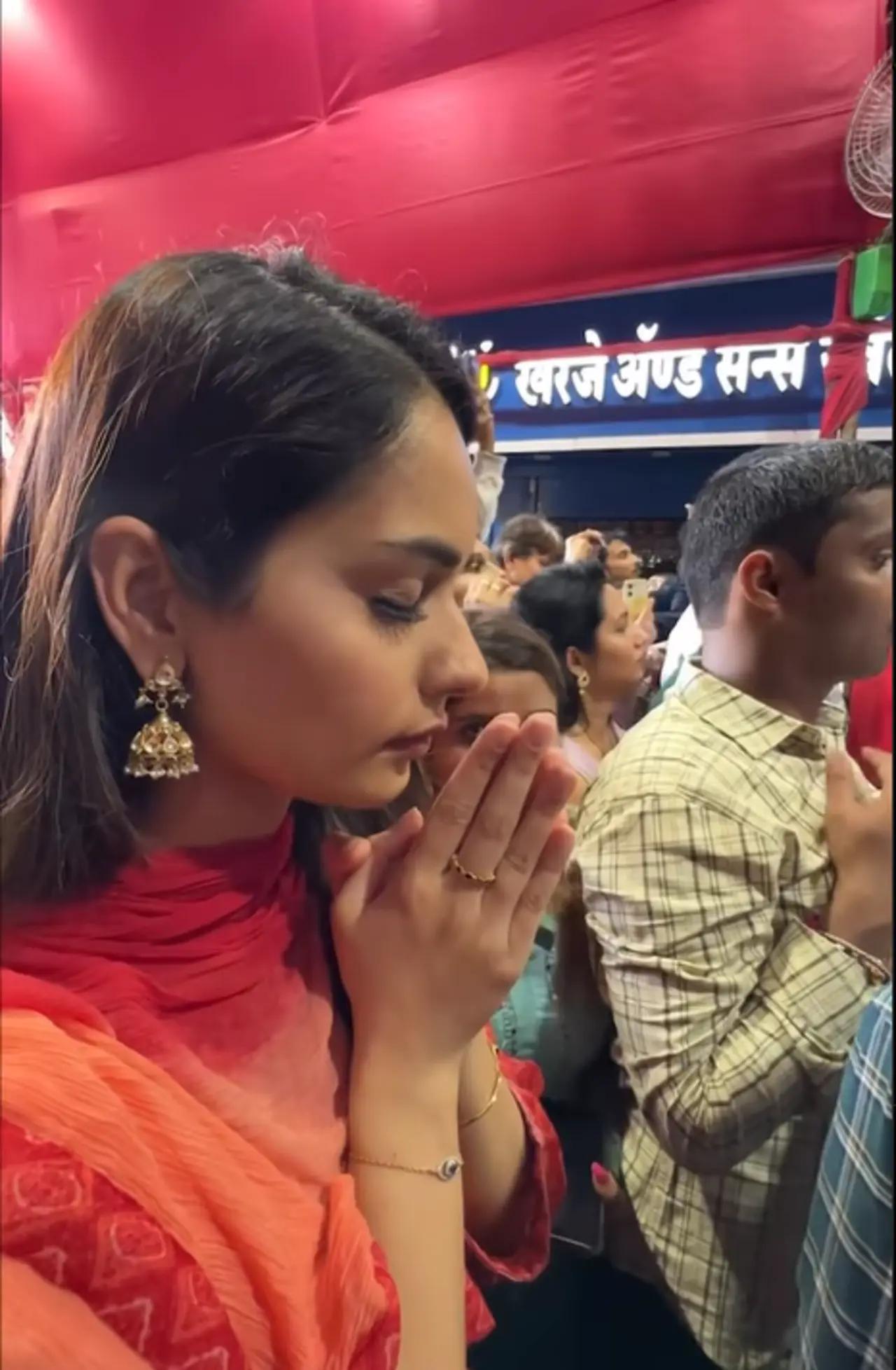 Manushi Chhillar paid a visit to Lalbaugcha Raja to seek blessings in 2023