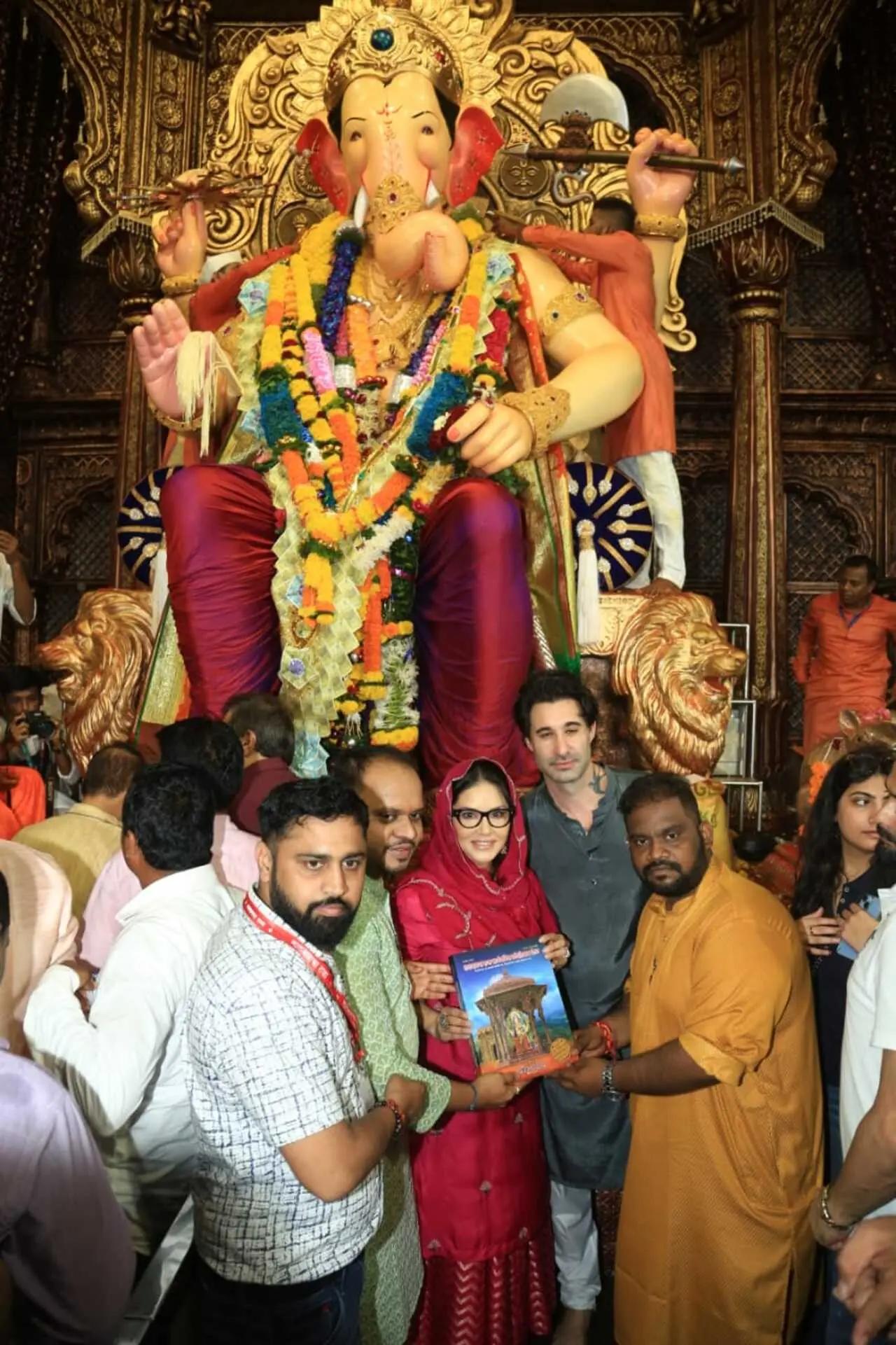 Sunny Leone and her husband Daniel Weber visited Lalbaugcha Raja in 2023