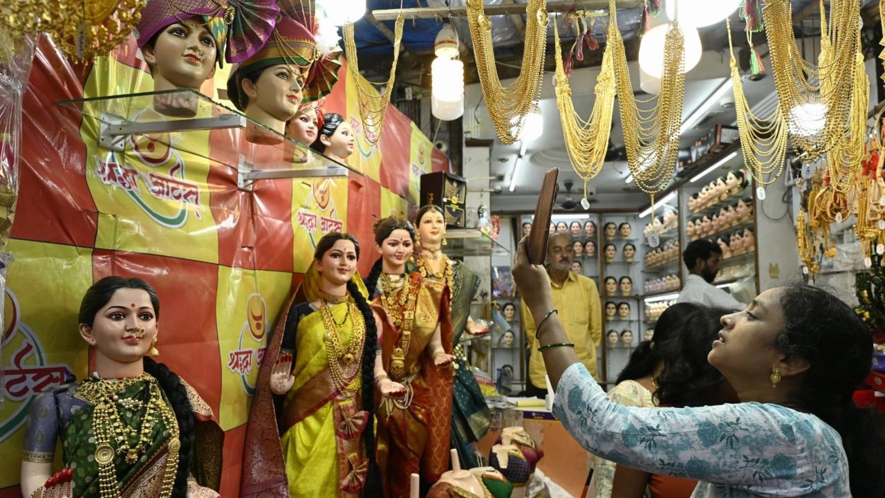 People in Mumbai also bring home the goddess Gauri. Pics/Ashish Raje