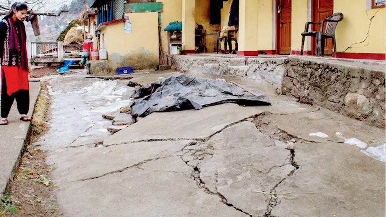 Houses in U’khand villages develop cracks