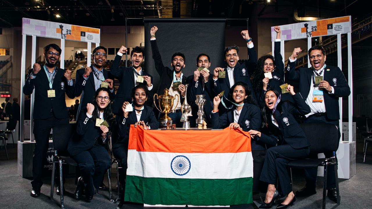 A show of unity as Pakistan chess team hold Indian flag during Olympiad; WATCH