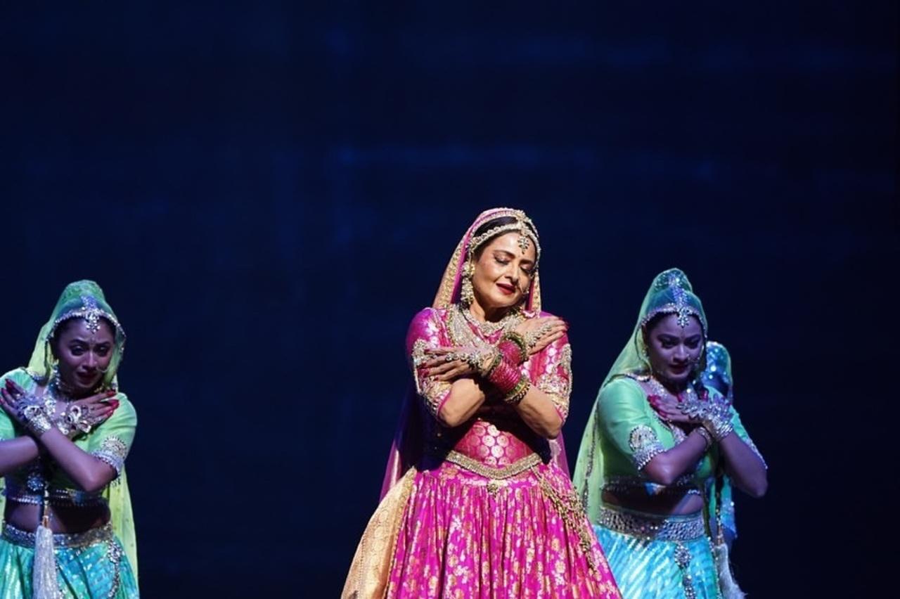 The actress was dressed in a pink traditional wear complete with traditional jewellery as she performed with grace