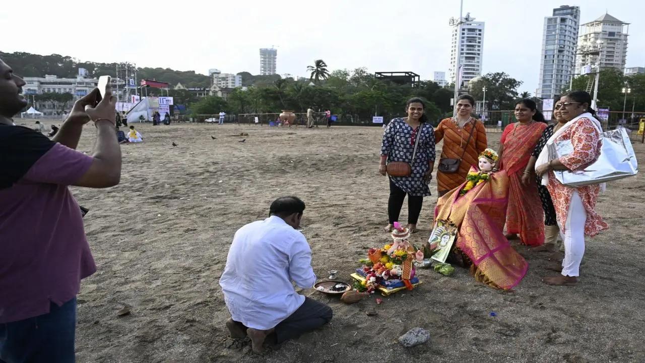 IN PHOTOS: Mumbaikars immerse Gauri-Ganesha idols on Day 6 of Ganeshotsav 2024