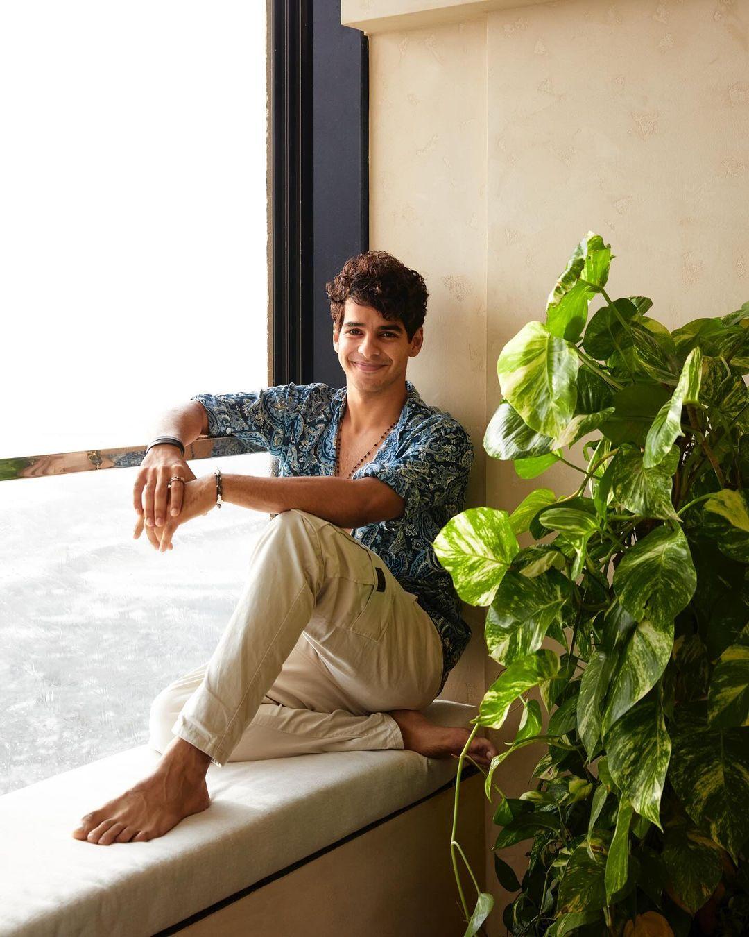 Designed by the renowned Essajees Atelier, the apartment is located along the scenic Bandra sea face, making the most of its natural surroundings and views.