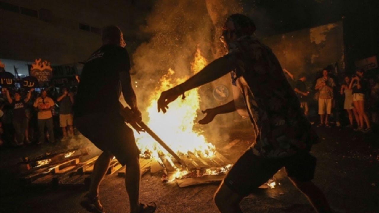 The Israel Police deployed increased forces around Netanyahu's residence to allow for peaceful protest. However, the situation escalated when demonstrators began crossing police barriers and lighting flares, leading to confrontations.