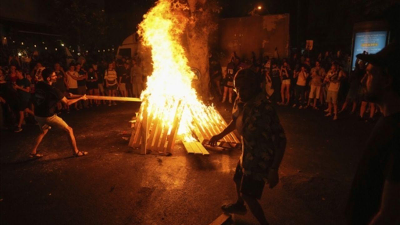 Large numbers of Israelis gathered to demand a ceasefire deal and the return of captives held by Hamas. The protesters chanted for immediate action, urging Netanyahu to reach an agreement with the Palestinian group.