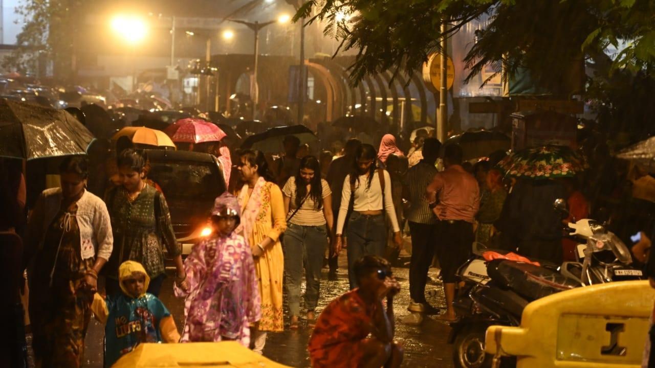 The IMD had earlier in the day stated that city was likely to witness light to moderate spells of rainfall in Mumbai on Sunday. Pics/Satej Shinde