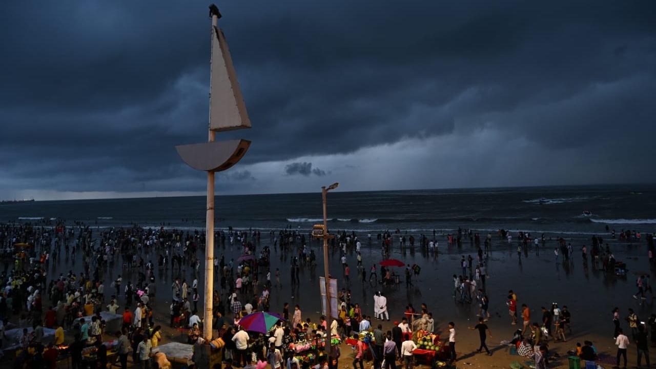 After witnessing clear skies during the day, Mumbai on Sunday evening witnessed thick blanket of dark clouds before showers in parts of city