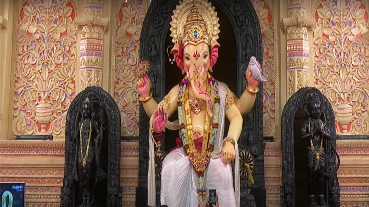 The Khetwadicha Ganraj, located in the 12th lane of Khetwadi, unveiled its unique theme dedicated to the Ayodhya Ram Mandir