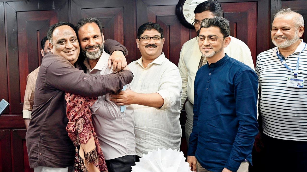 Mumbai: Bank peon felicitated by the board