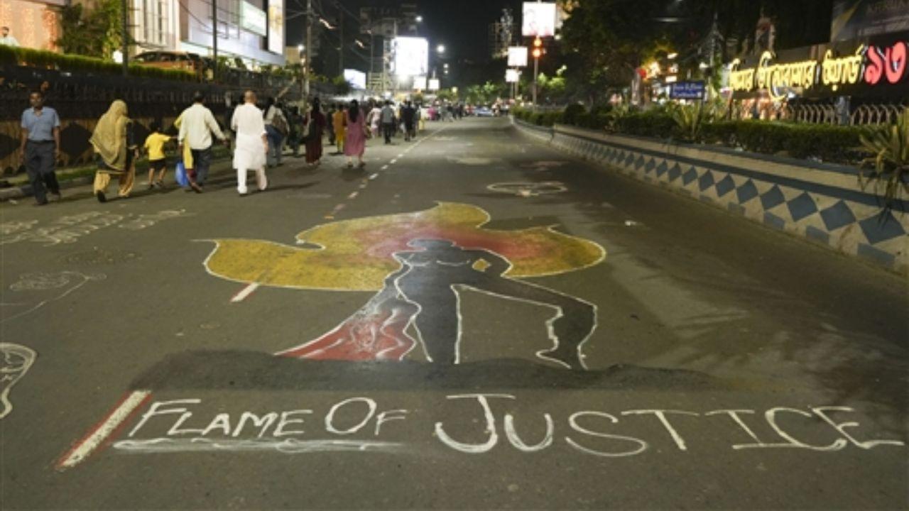 In a symbolic moment at Sealdah Station in Kolkata, pavement dwellers joined the protest, with some women blowing conch shells.