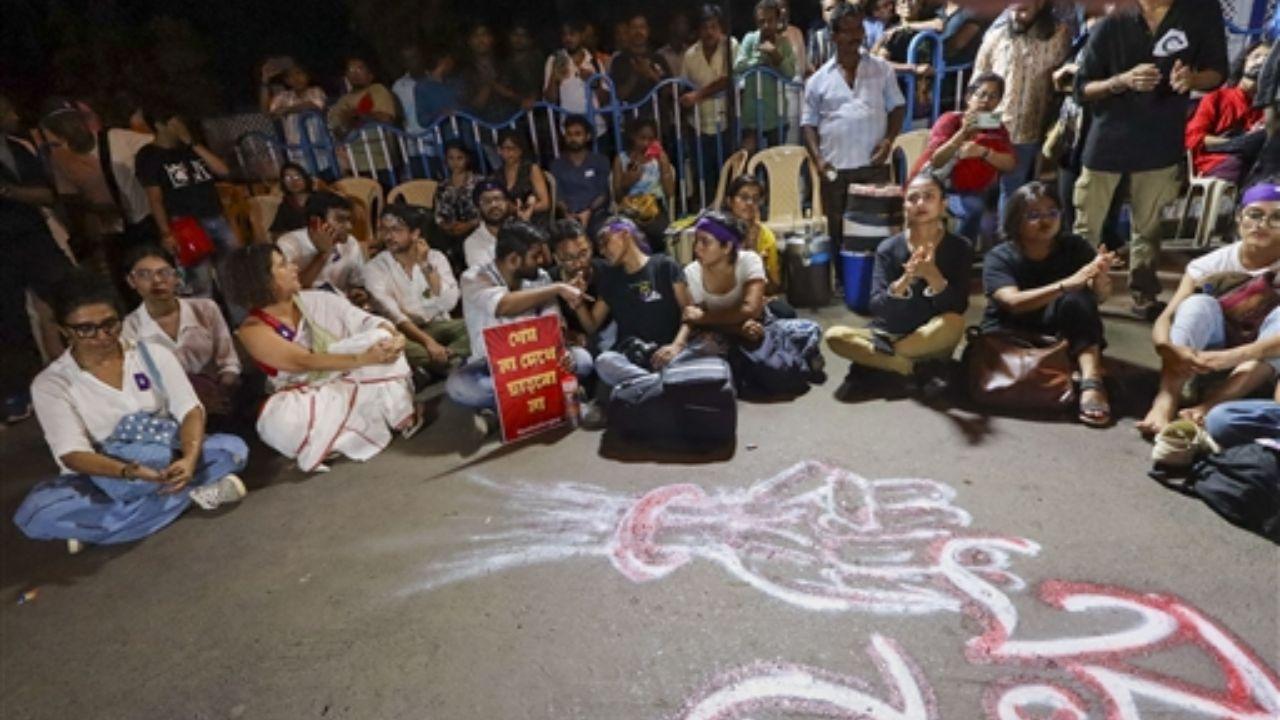 Night-long sit-In held in the city over Kolkata doctor rape-murder