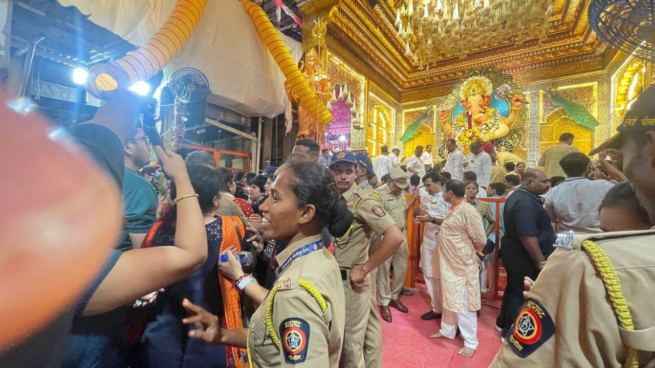 The police officials had been deployed at the site who were helping the mandal manage the crowd that had come there to pay obeisance. 