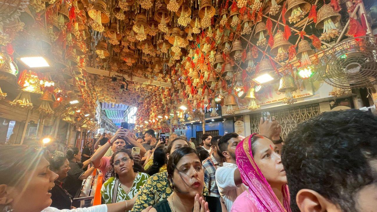Reports suggest that this year, the theme for Lalbaugcha Raja is based on the Kashi Vishwanath temple. 
