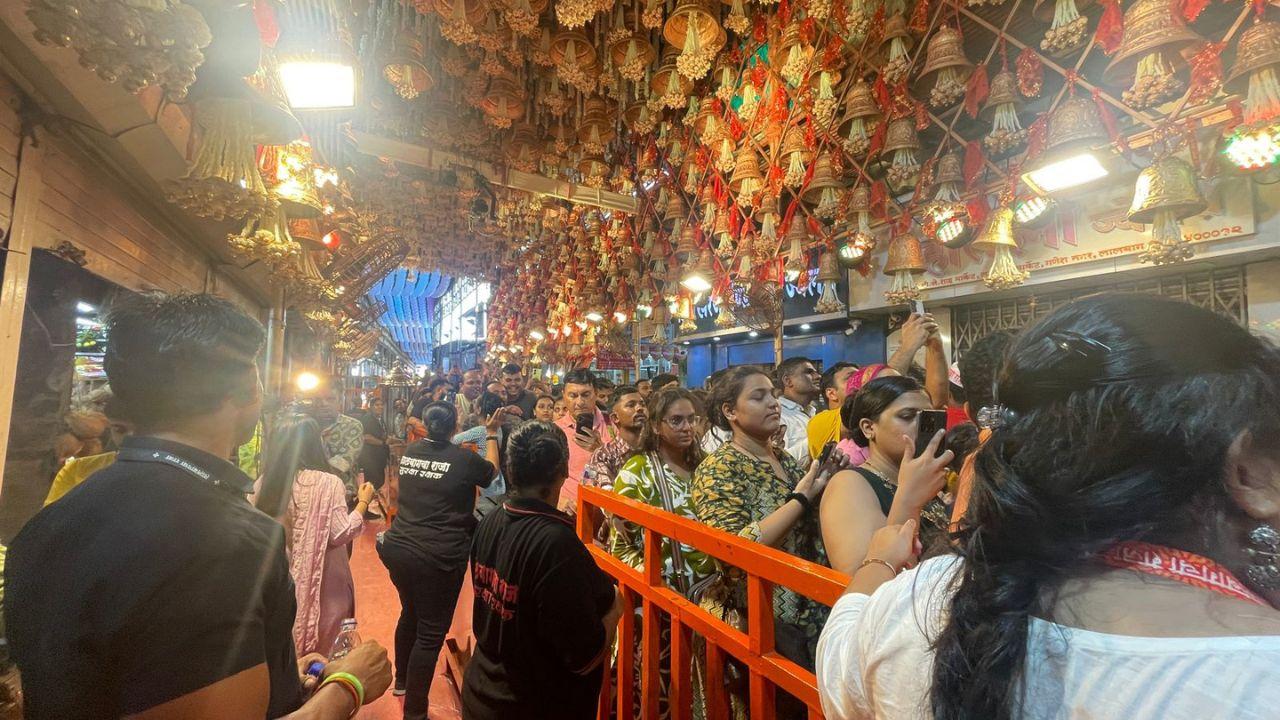 Known as one of the most visited Ganesh mandals of Mumbai, Lalbaugcha Raja attracts lakhs of devotees every year who queue up to get a darshan. 