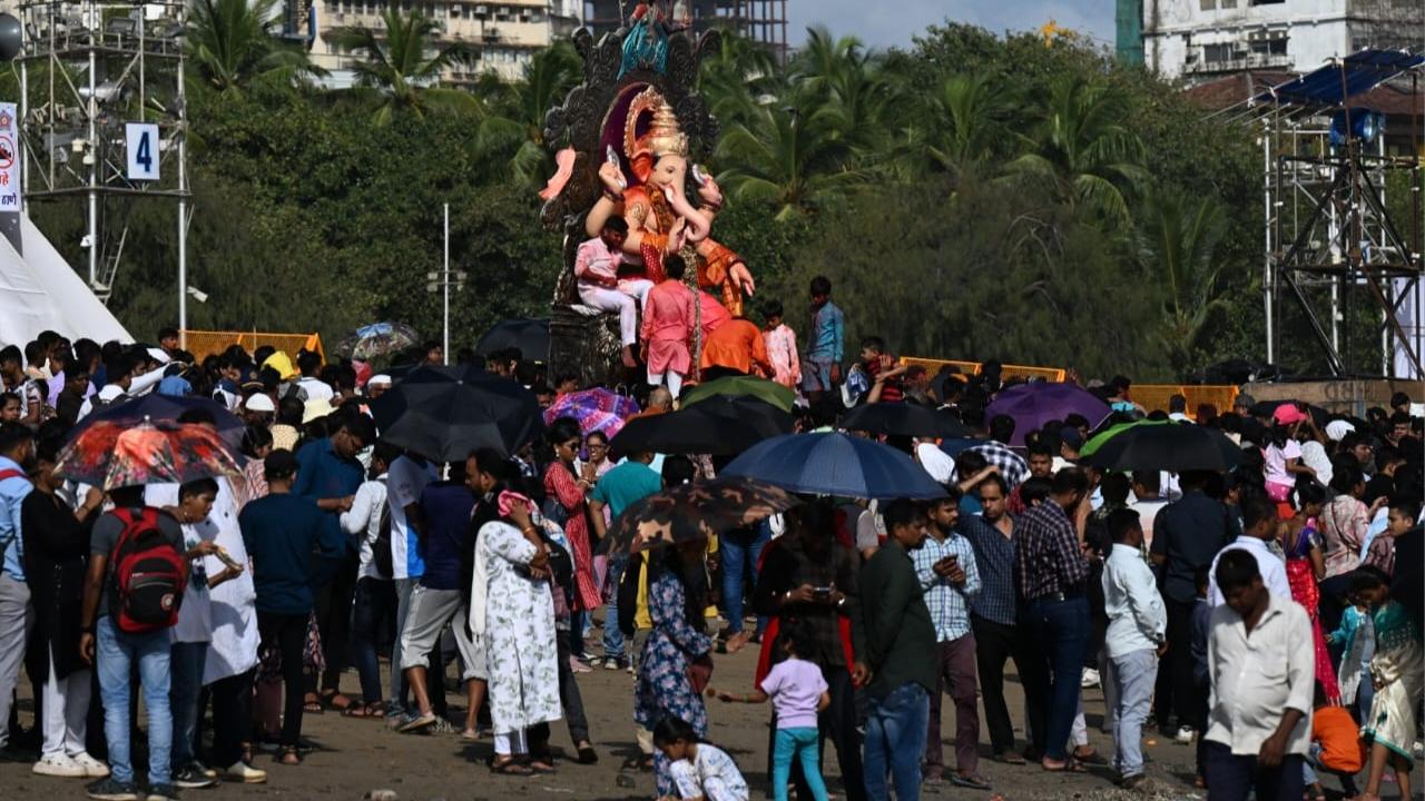The immersion procession of 'Lalbaugcha Raja', a famous 'sarvajanik' (public) Ganesh in central Mumbai who draws lakhs of devotees during the festival, reached Chinchpokli around 6.30 pm while on its way to Girgaum chowpatty or beach