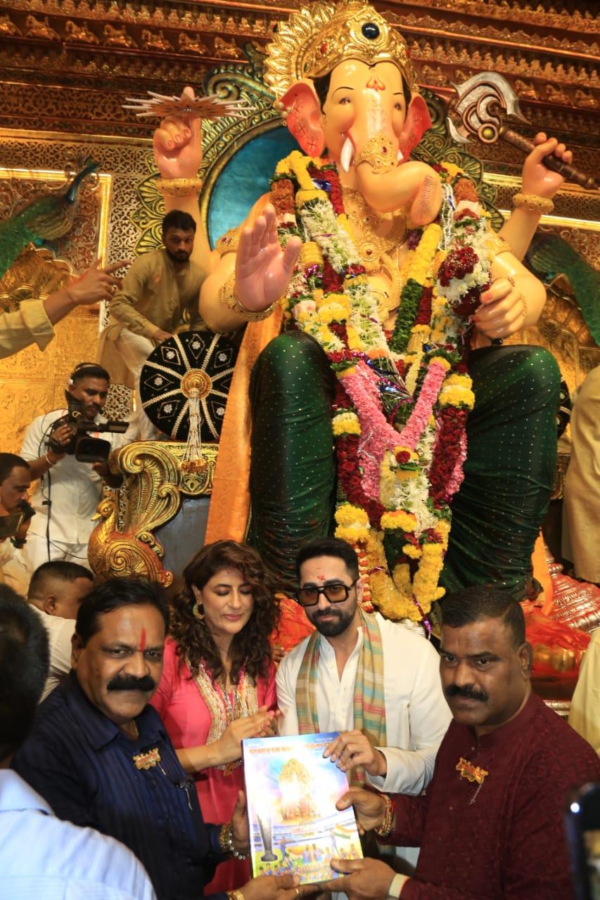 Ayushmann Khurrana went to seek blessing at Lalbaugcha Raja with his wife Tahira Kashyap