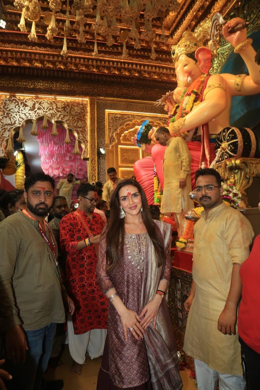 Esha Deol was among the celebs who went to seek blessings from Lalbaugcha Raja