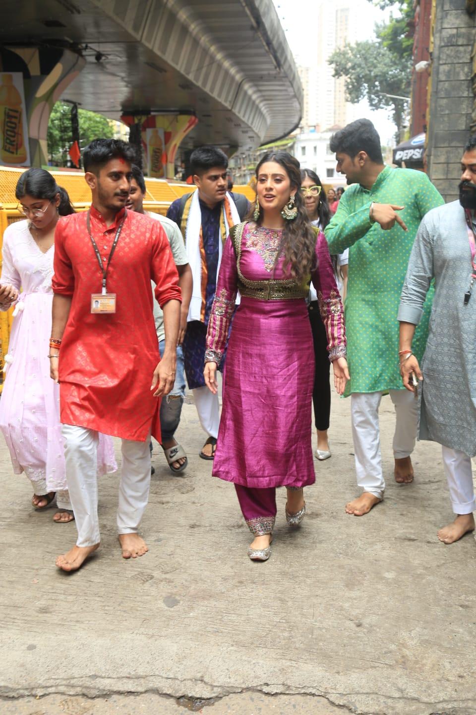 Isha Malviya visited Lalbaugcha Raja. The actress wore a stunning purple suit which has black & golden embroidery on it