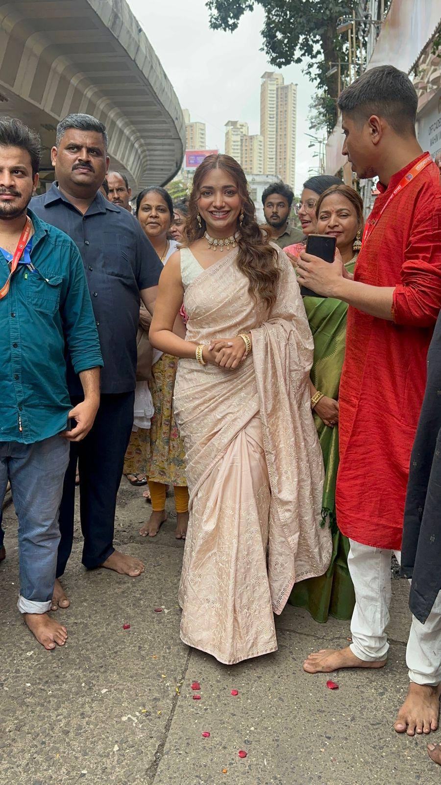 Jiya Shankar put her best ethnic foot forward in a beautiful saree as she visited Lalbaugcha Raja