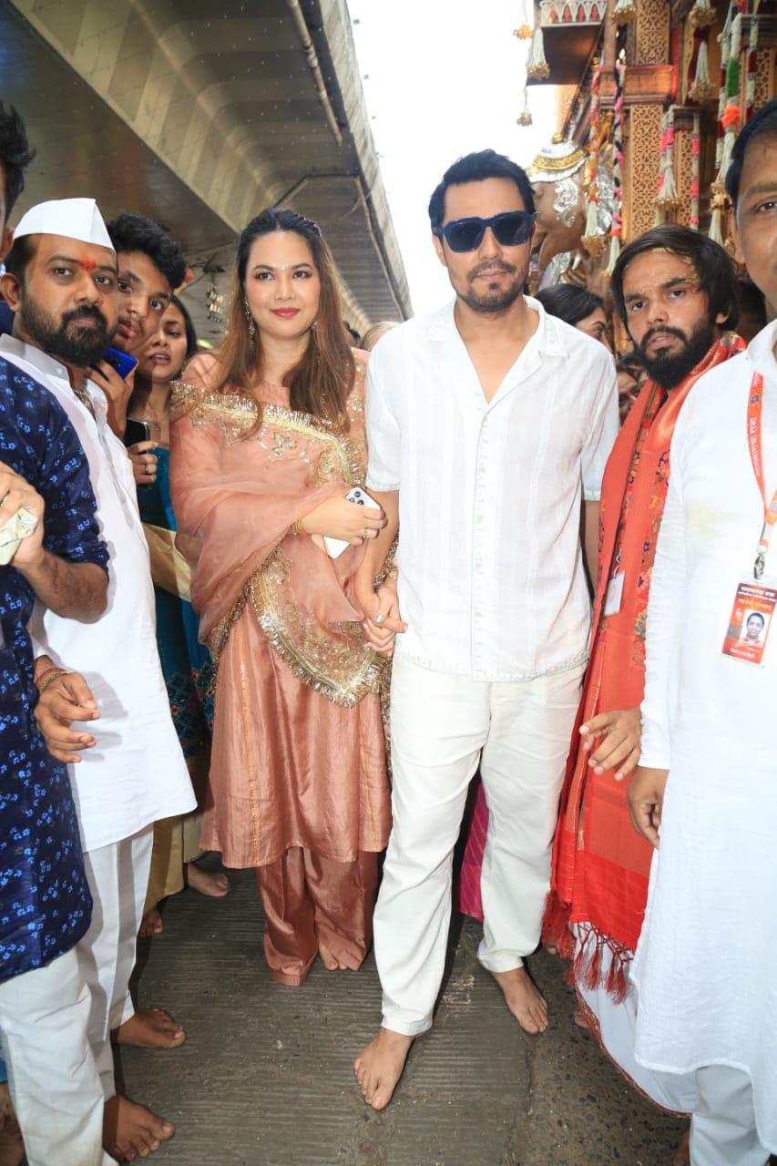 Randeep Hooda & Lin skipped the VIP line as they visited Lalbaugcha Raja