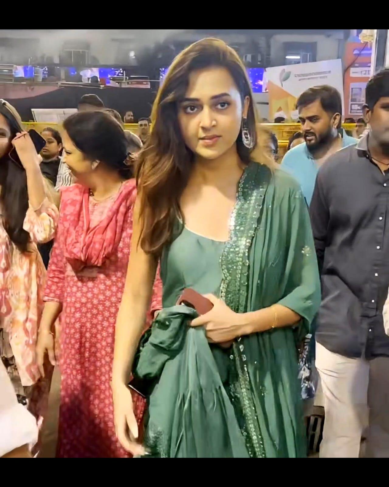 Tejasswi Prakash went to visit Lalbaugcha Raja in a simple green suit