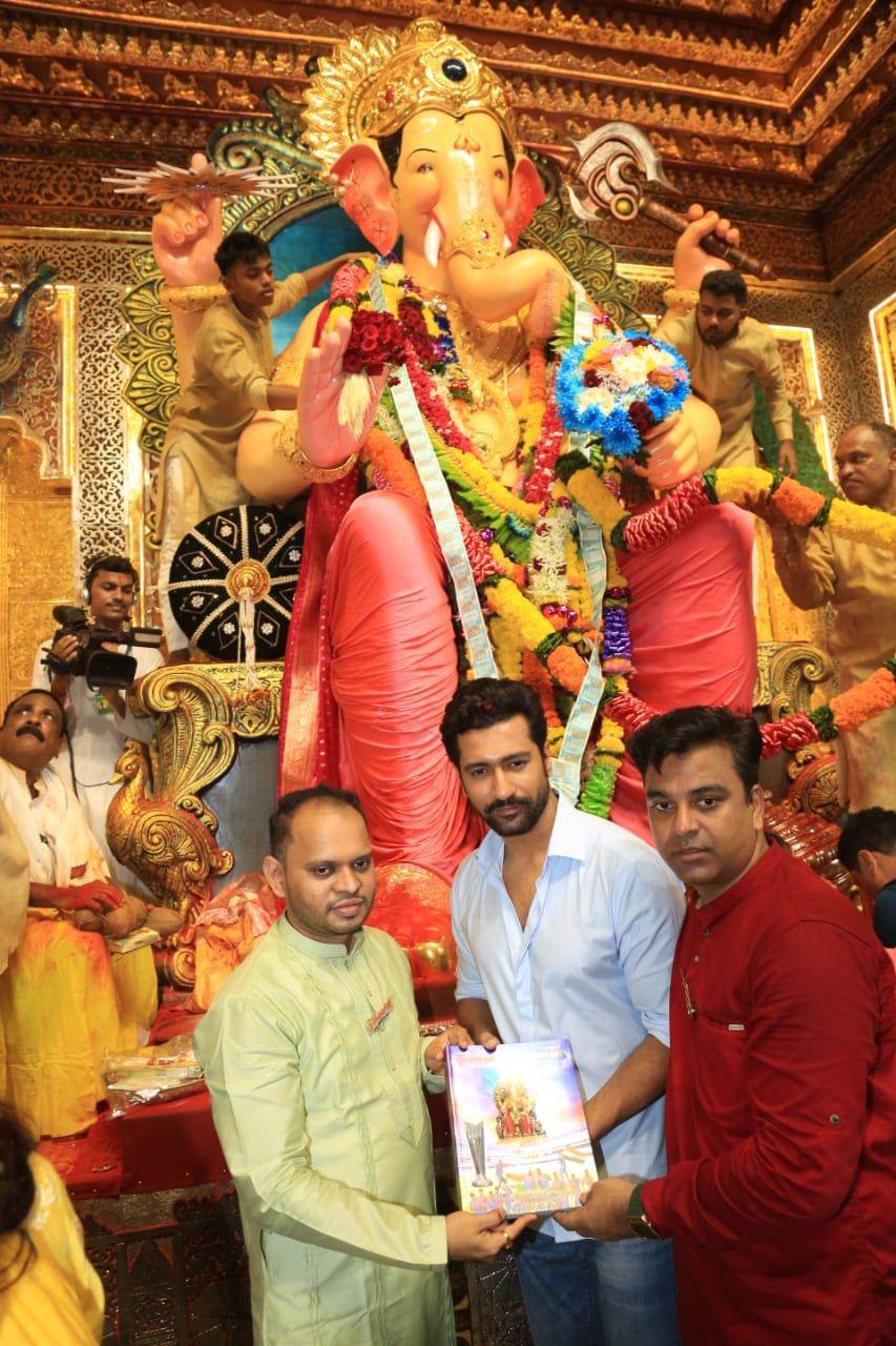 Vicky Kaushal posed in front of the grand idol of Lalbaugcha Raja