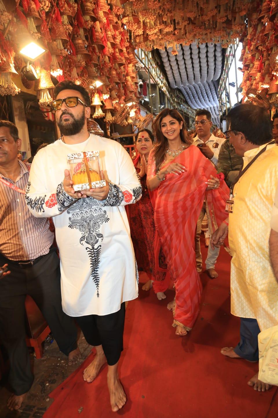 After the Visarjan at her own place yesterday, today Shilpa Shetty came to seek blessings from Lalbaugcha Raja. The actress was accompanied by her husband, Raj Kundra