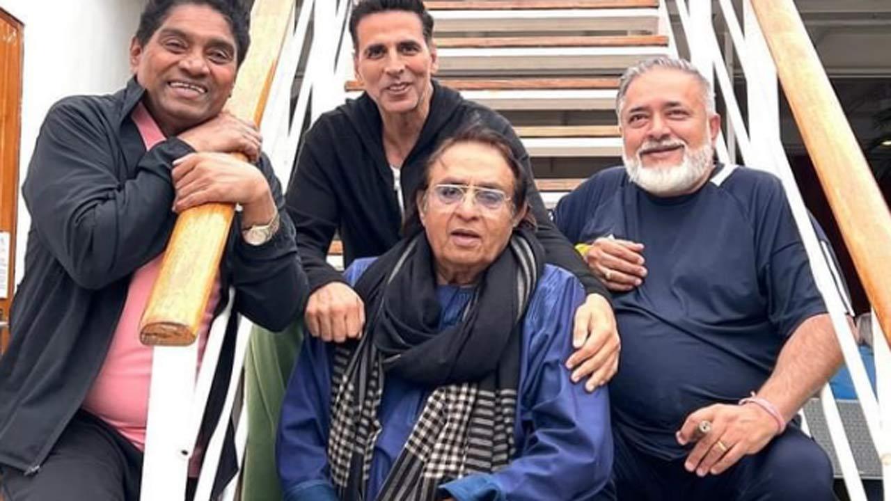 Housefull 5: Johnny Lever shares fun BTS picture with Akshay Kumar and Ranjeet!