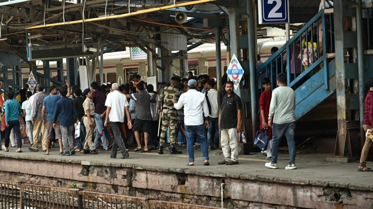 The work was completed in a 10-hour block involving Engineering, Signal & Telecommunication (S&T), and Electrical department activities. Approximately 400 labourers were tirelessly involved in this work, an official had earlier stated