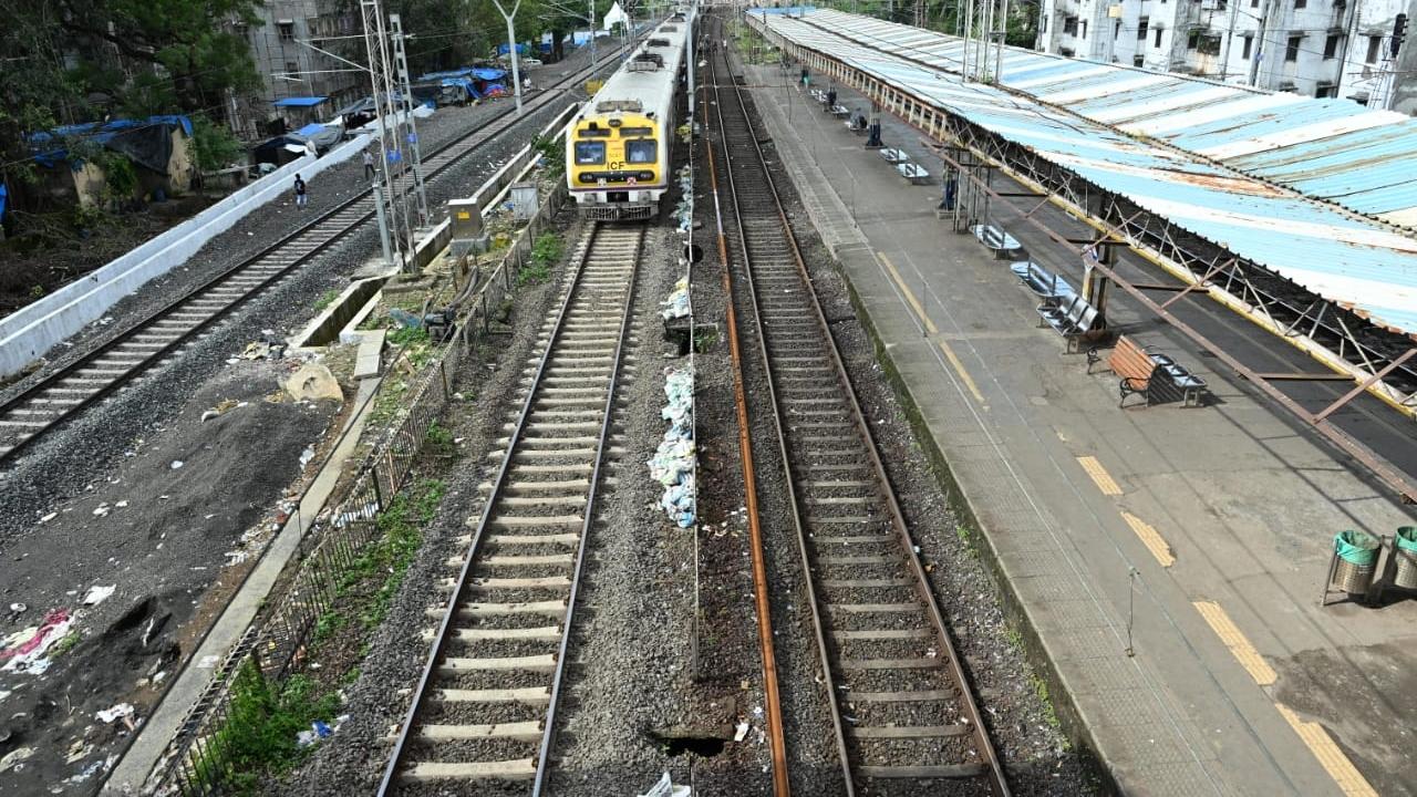 As part of this project, a new local line was successfully commissioned at Malad station
