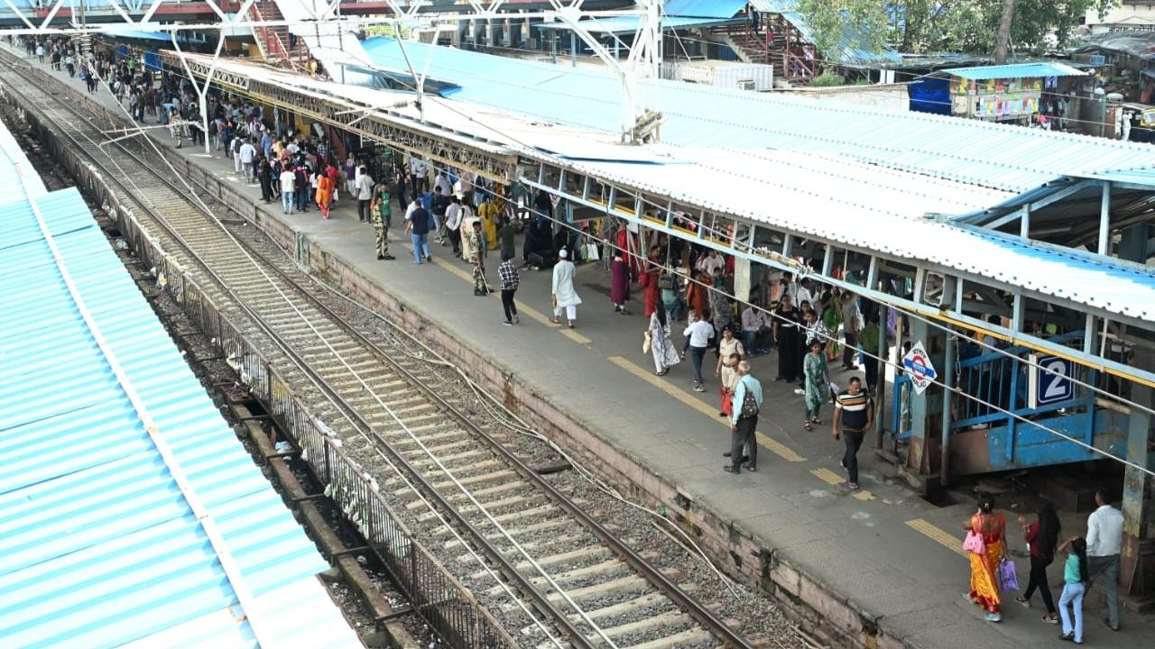 In an official statement, the Western Railway had said that to facilitate the construction of the 6th line between Goregaon and Kandivali, a major block of 10 hours will be taken on the Up and Down slow lines between Goregaon and Kandivali stations from 22:00 hrs to 08.00 hrs during the intervening night of Saturday/ Sunday, i.e. on 31st August/01st September, 2024