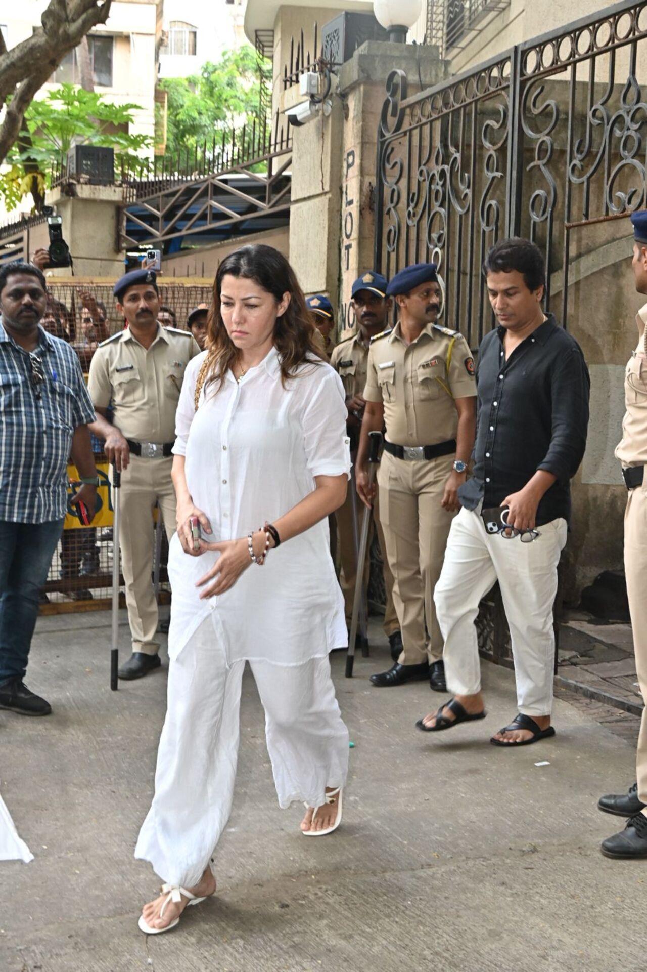 Former actress and the winner of Mrs. World (2001) Aditi Govitrikar reached to console Malaika and her family. 