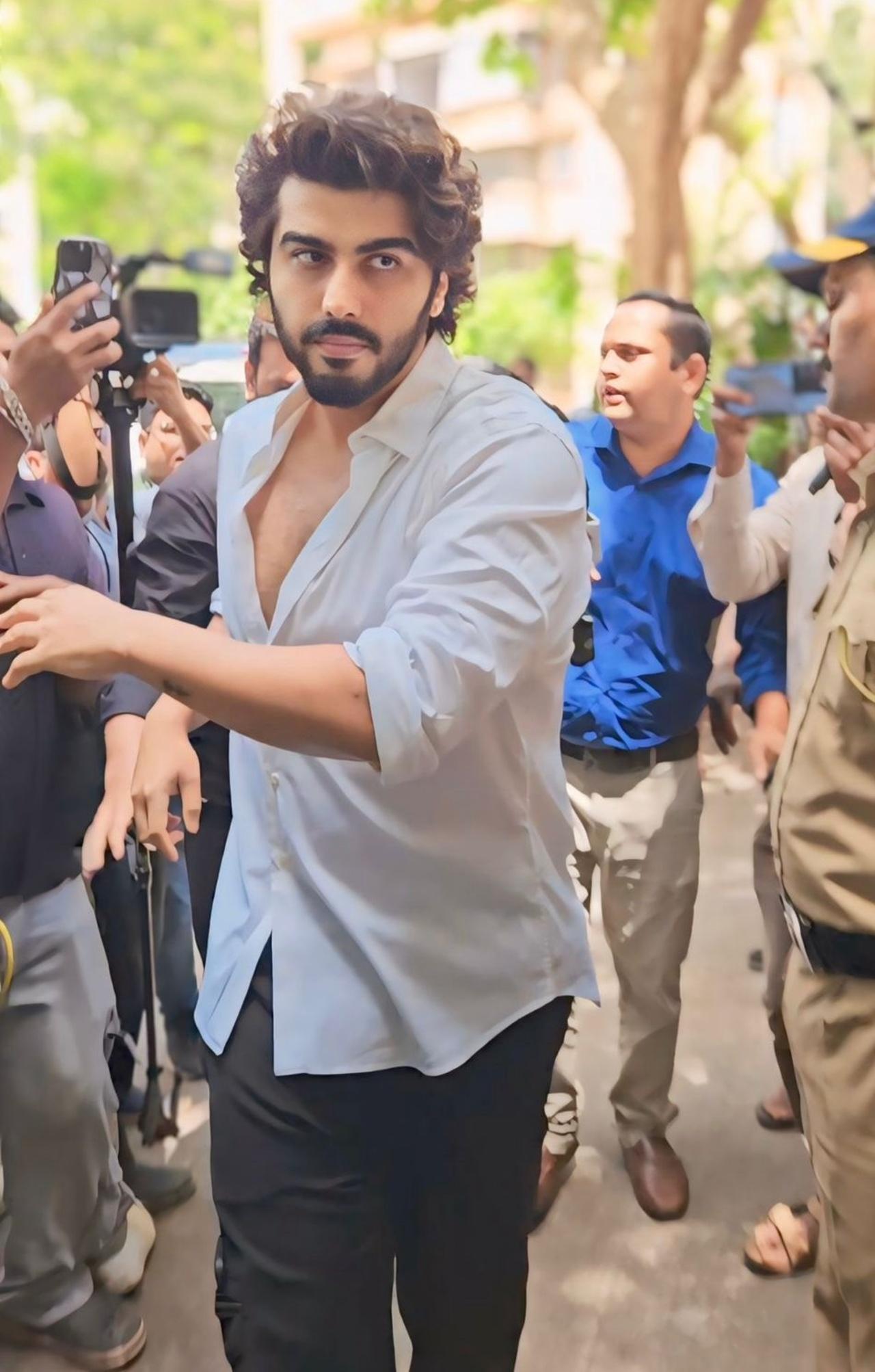 Malaika's ex-boyfriend and actor Arjun Kapoor also arrived to offer his condolences to the grieving family. 