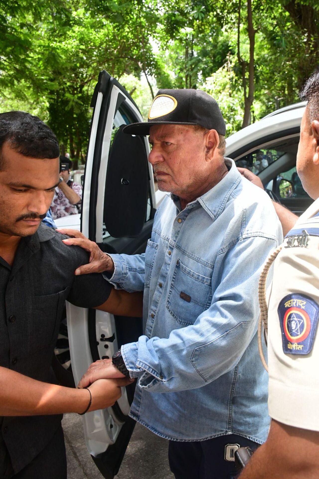 Malaika's ex-father-in-law Salim Khan also reached the spot and made his way through the paparazzi gathered outside. 